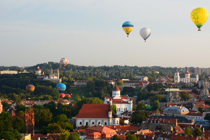Verwarren Rekwisieten filter Hot Air Balloons Flying Over the Old Town. Vilnius. Lithuania Editorial  Image - Image of balloons, blue: 60208875