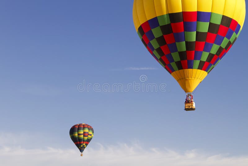 Dos caliente el aire llevar anos a través de el cielo a través de fénix,, cómo de globo clásico.