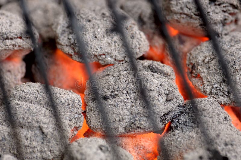 Hot barbecue briquets sotto il grill.
