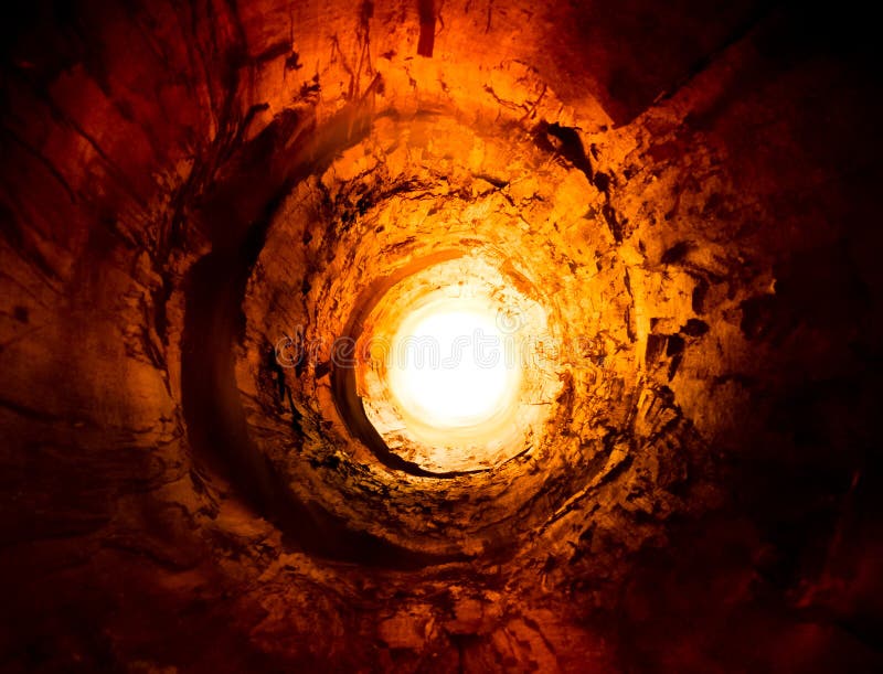 Il rosso e il giallo tunnel che porta alla luce rotante.