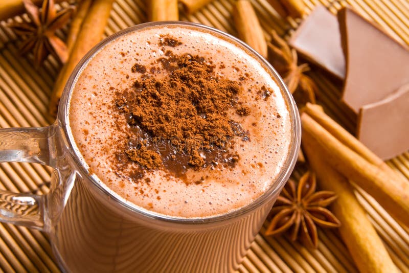 Vaso taza caliente decorado piezas de pimienta cómo canela palos estrella anís.