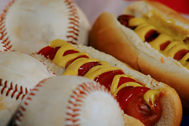 Hot dog & baseball fotografia stock. Immagine di americano 1339802