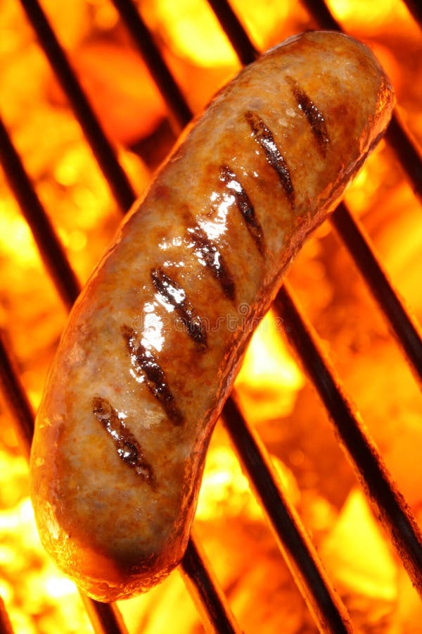 Hot dog della salsiccia sulla griglia del barbecue