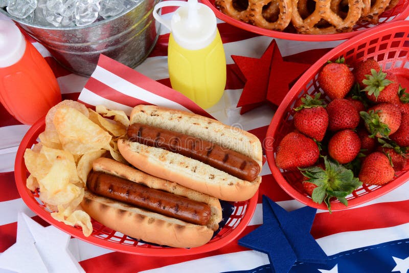 Hot Dog na 4th Lipa Pykniczny stół Hot Dog na 4th Lipa Pykniczny stół