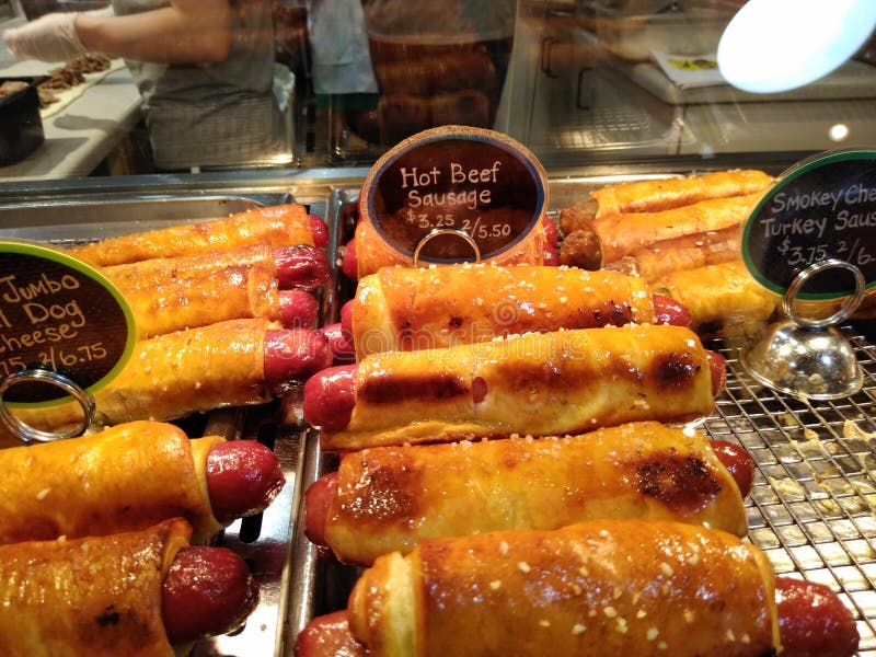 Hot dog, salsiccia calda del manzo avvolta in pasticceria, mercato dei terminali della lettura, Filadelfia, PA, U.S.A.