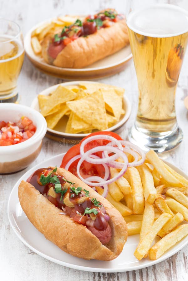 hot dog z Francuskimi dłoniakami piwo i przekąski pionowo, obraz stock hot dog z Francuskimi dłoniakami piwo i przekąski pionowo, obraz stock