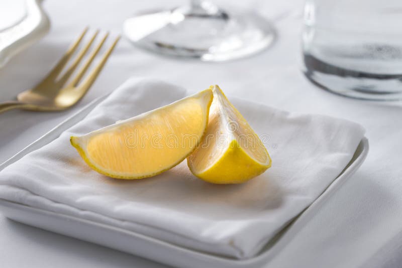 https://thumbs.dreamstime.com/b/hot-towel-lemon-wedges-fine-dining-restaurants-often-provide-wet-towels-to-guests-order-seafood-to-remove-odors-81121529.jpg