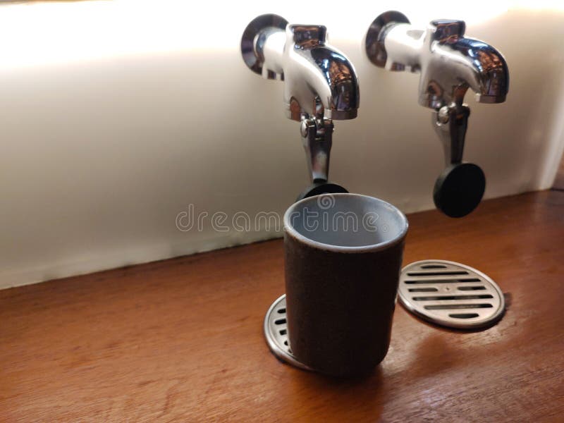 https://thumbs.dreamstime.com/b/hot-water-dispenser-brewing-tea-glass-japanese-style-dining-bar-hot-water-dispenser-brewing-tea-glass-251192632.jpg