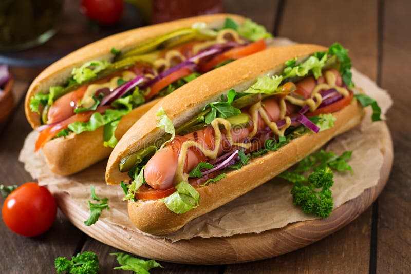 Hotdog Met Groenten In Het Zuur Tomaat En Sla Stock Foto Image Of Geroosterd Rundvlees 62593256