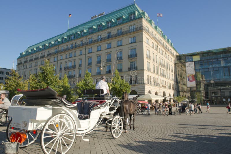 Hotel Adlon, Berlín, con el caballo-carro foto de archivo libre de regalías Hotel Adlon, Berlín, con el caballo-carro foto de archivo libre de regalías