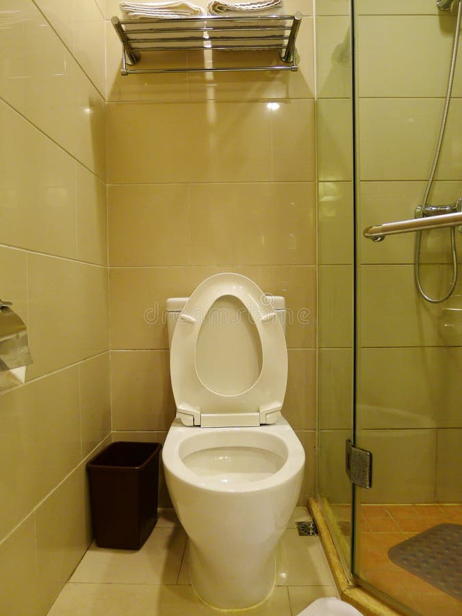 Un layout di bagno interno dell'hotel 