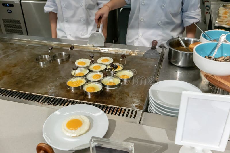 сотрудник ресторана готовит завтрак на кухне