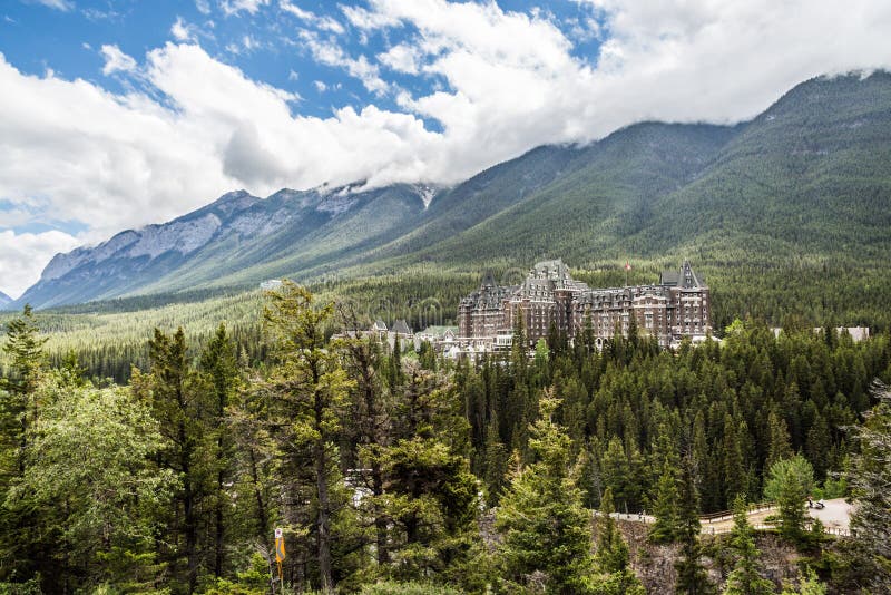 Hotel da mola de Fairmont Banff e a montanha do enxofre em Banff imagens de stock Hotel da mola de Fairmont Banff e a montanha do enxofre em Banff imagens de stock