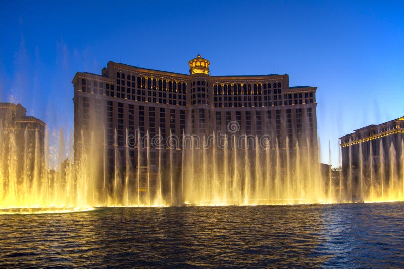 El otro día Círculo de rodamiento esculpir Hotel De Bellagio Con Los Juegos Del Agua En Las Vegas Imagen editorial - Imagen de tira, iluminado: 25831070 El otro día Círculo de rodamiento esculpir Hotel De Bellagio Con Los Juegos Del Agua En Las Vegas Imagen editorial - Imagen de tira, iluminado: 25831070