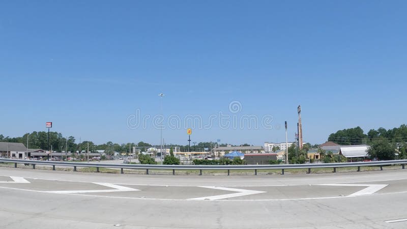 Hotel de ciudad pequeña y señalización al por menor de la carretera interestatal 95