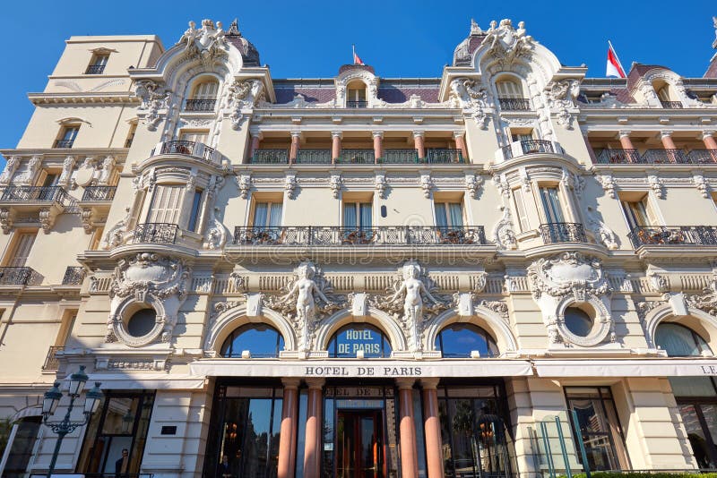 Hotel de Paris, fachada da construção do hotel de luxo em um dia de verão em Monte - Carlo, Mônaco fotografia de stock Hotel de Paris, fachada da construção do hotel de luxo em um dia de verão em Monte - Carlo, Mônaco fotografia de stock
