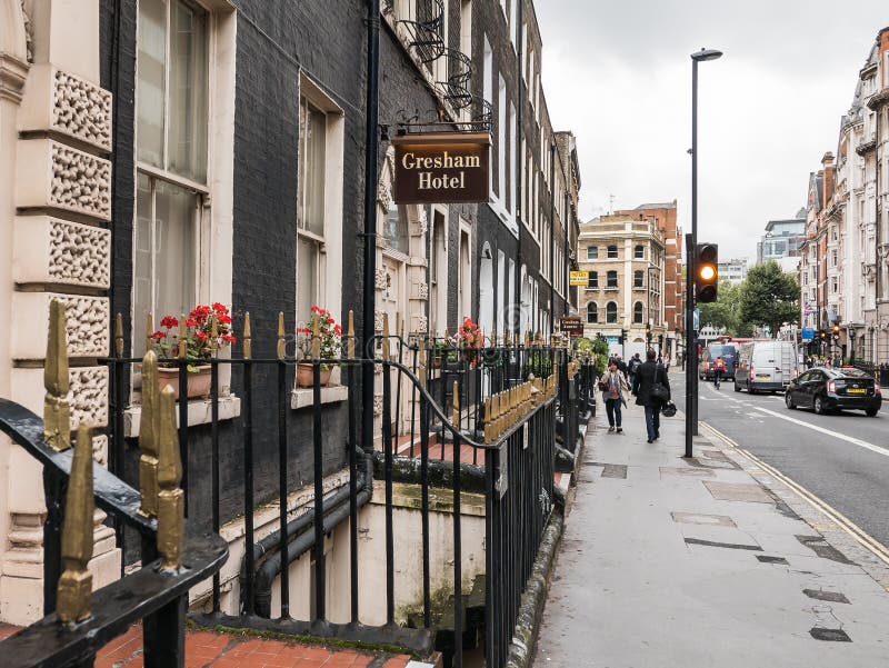 L'hotel Russell, Russell Square, Londra, Un Giorno Augusto Soleggiato