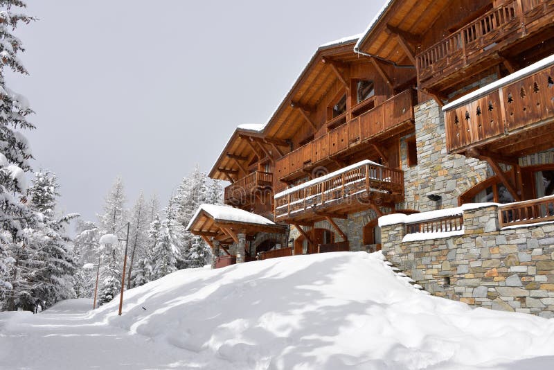 Hotel di stazione sciistica nella neve fotografia stock libera da diritti Hotel di stazione sciistica nella neve fotografia stock libera da diritti