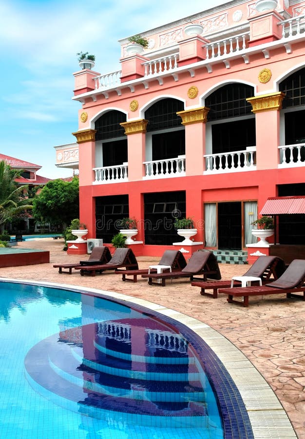 Hotel en zwembad stock afbeelding Hotel en zwembad stock afbeelding