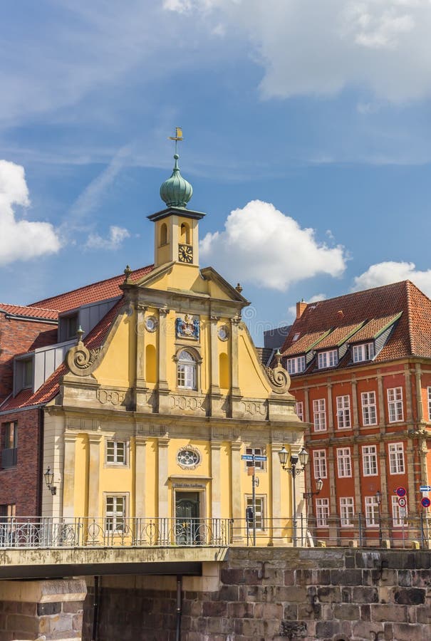 Hotel giallo variopinto nel centro storico di Luneburg fotografie stock libere da diritti Hotel giallo variopinto nel centro storico di Luneburg fotografie stock libere da diritti