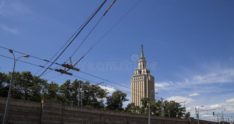 Hotel Leningradskaya Hilton auf Komsomolskaya-Quadrat, ist im Jahre 1954 errichtet worden Moskau, Russland lizenzfreie stockfotos Hotel Leningradskaya Hilton auf Komsomolskaya-Quadrat, ist im Jahre 1954 errichtet worden Moskau, Russland lizenzfreie stockfotos