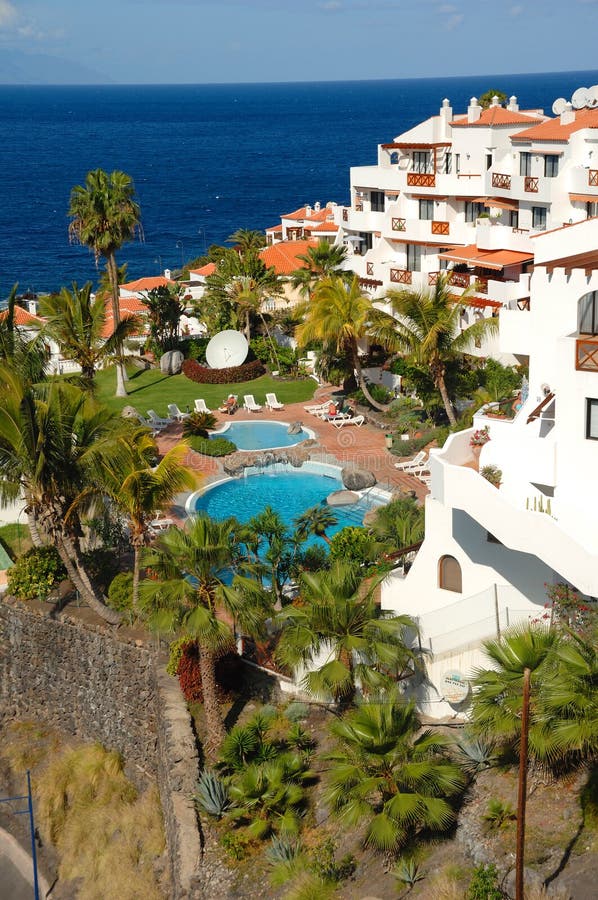 Hotel, Pool und Ozean lizenzfreies stockfoto Hotel, Pool und Ozean lizenzfreies stockfoto