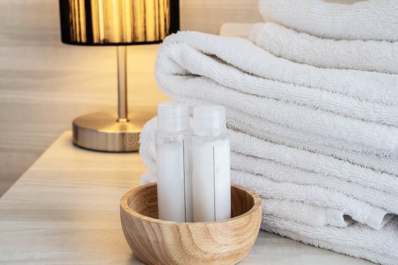Шампунь полотенце. Шампунь и полотенце. Белые полотенце в спа салоне. Мыло в интерьере ванной. Фон для шампуня ванная комната.