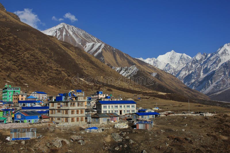 Hotele w Kyanjin Gumba, Nepal Tserko Ri, popularnego widoku punkt zdjęcie stock Hotele w Kyanjin Gumba, Nepal Tserko Ri, popularnego widoku punkt zdjęcie stock