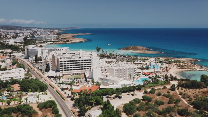 Hoteles en ayia napa nissi playa costa mar azul horizonte en ciudad turística de chipre.