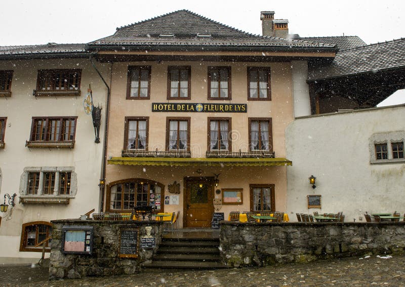Hotell i Gruyeres, Schweiz royaltyfri fotografi Hotell i Gruyeres, Schweiz royaltyfri fotografi
