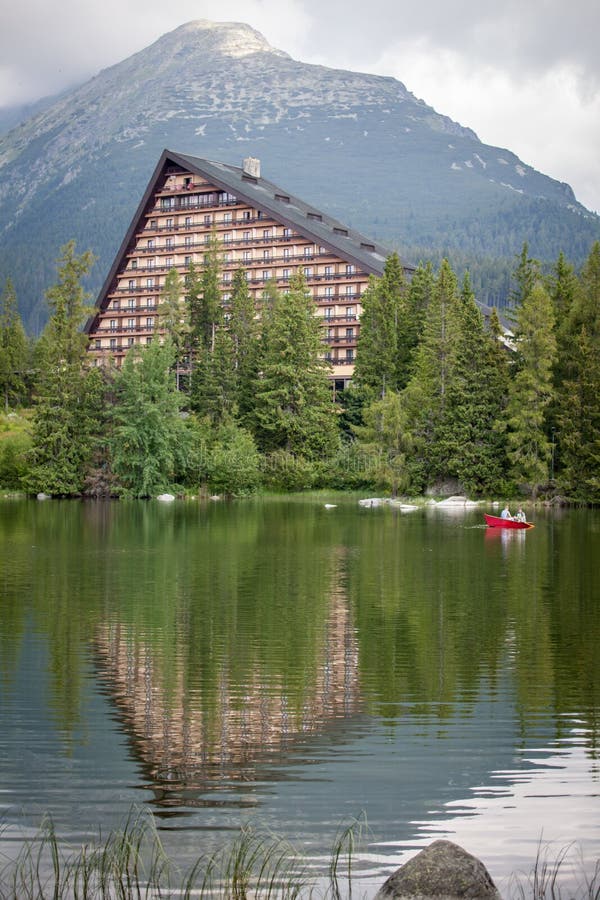 Hotell Patria nära tarn Strbske Pleso på höga tatras, Slovakien arkivbilder Hotell Patria nära tarn Strbske Pleso på höga tatras, Slovakien arkivbilder