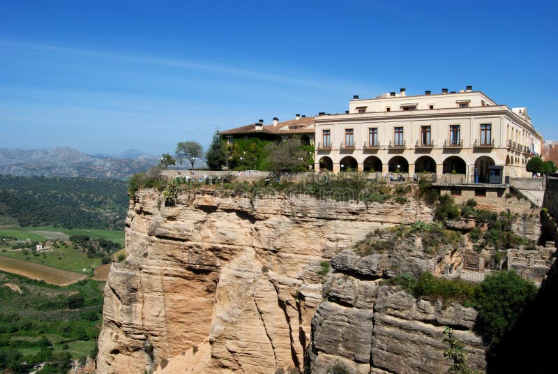 Hotell som förbiser klyftan, Ronda, Spanien. royaltyfri bild Hotell som förbiser klyftan, Ronda, Spanien. royaltyfri bild