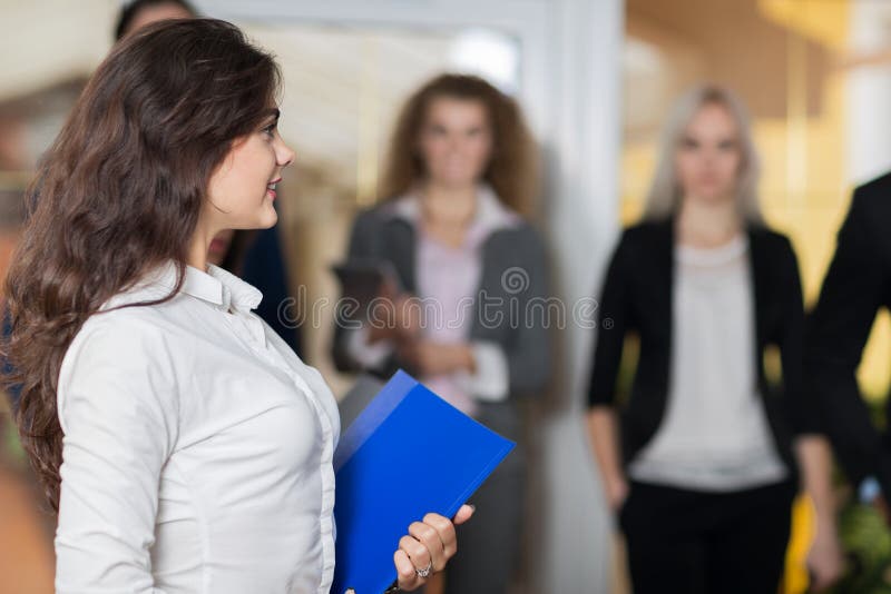 Hotelladministratören Welcome Business People i lobbyen, gäster för grupp för blandningloppBusinesspeople ankommer royaltyfri foto