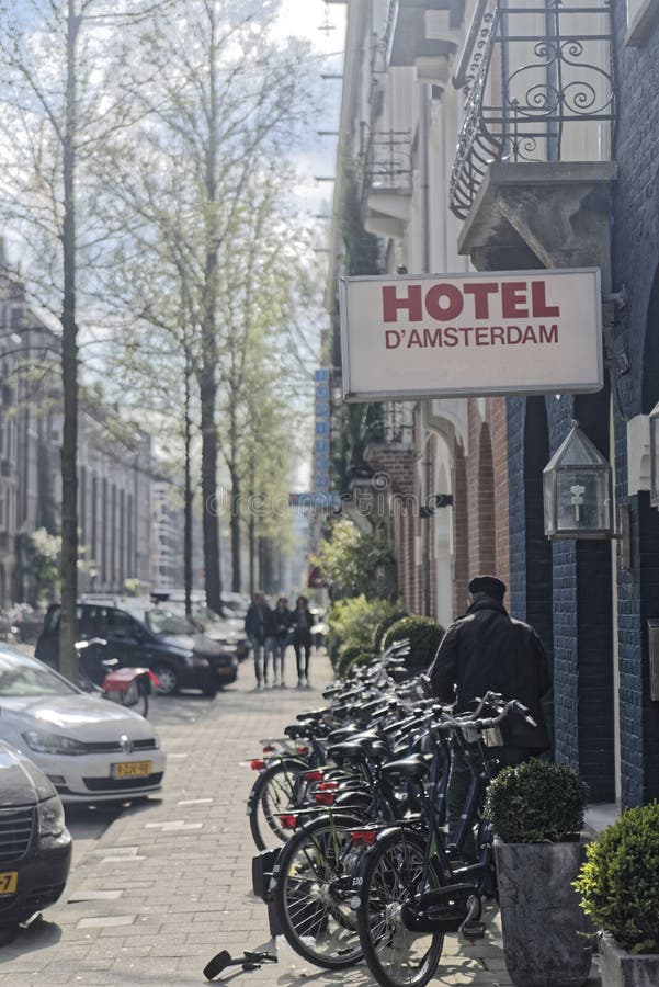Hotellet med cyklar parkerade framme av det i Amsterdam arkivfoton Hotellet med cyklar parkerade framme av det i Amsterdam arkivfoton