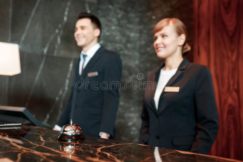 Hotellmottagandeskrivbord på arbete arkivbilder Hotellmottagandeskrivbord på arbete arkivbilder
