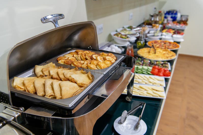 Hotelowa restauracja śniadaniowa w hotelu, z różnymi naleśnikami w marmite zdjęcia stock Hotelowa restauracja śniadaniowa w hotelu, z różnymi naleśnikami w marmite zdjęcia stock