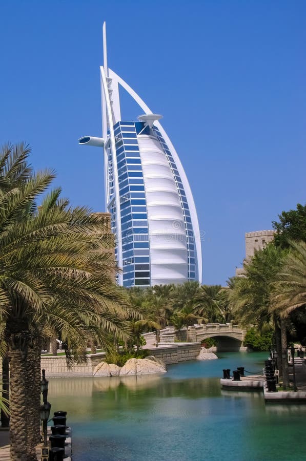 Hotelowy Burj al arab na tle Jumeirah wody kanały obraz stock Hotelowy Burj al arab na tle Jumeirah wody kanały obraz stock