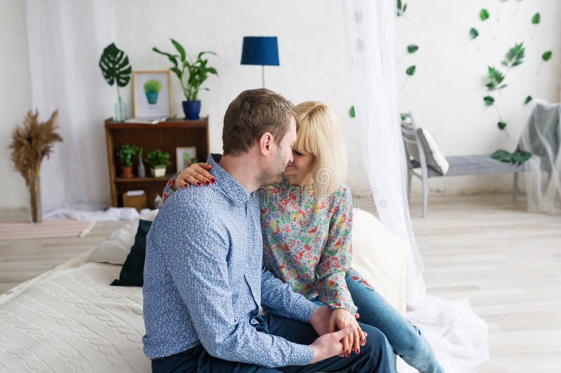 Houdend van jong paar die en op bed thuis koesteren ontspannen stock foto's Houdend van jong paar die en op bed thuis koesteren ontspannen stock foto's