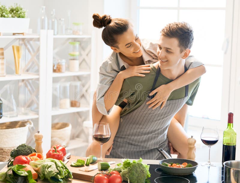 Houdend van paar in de keuken stock fotografie Houdend van paar in de keuken stock fotografie