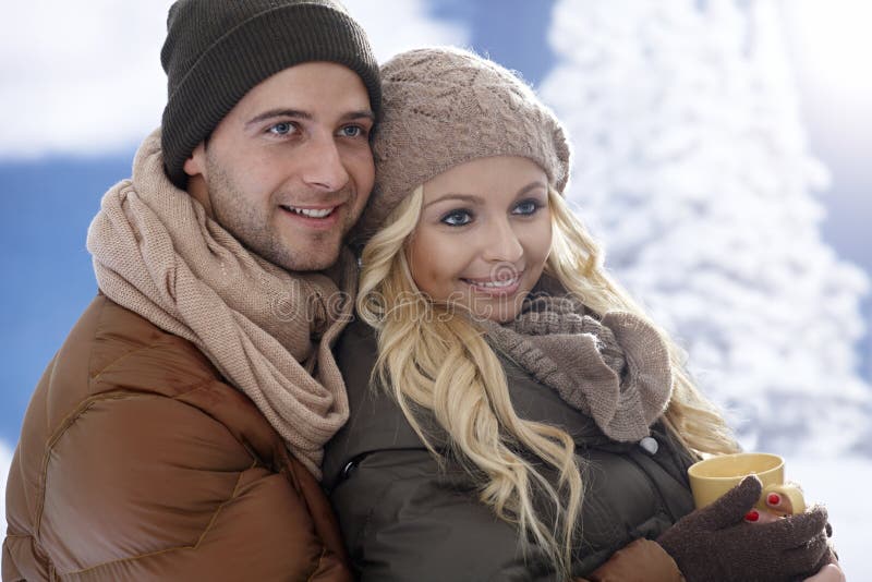 Houdend van paar die bij wintertijd omhelzen stock afbeeldingen Houdend van paar die bij wintertijd omhelzen stock afbeeldingen