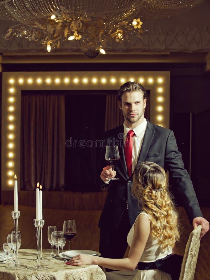 Houdend van paar in een restaurant restaurantvergadering van paar in liefde op romantische datum royalty-vrije stock fotografie Houdend van paar in een restaurant restaurantvergadering van paar in liefde op romantische datum royalty-vrije stock fotografie