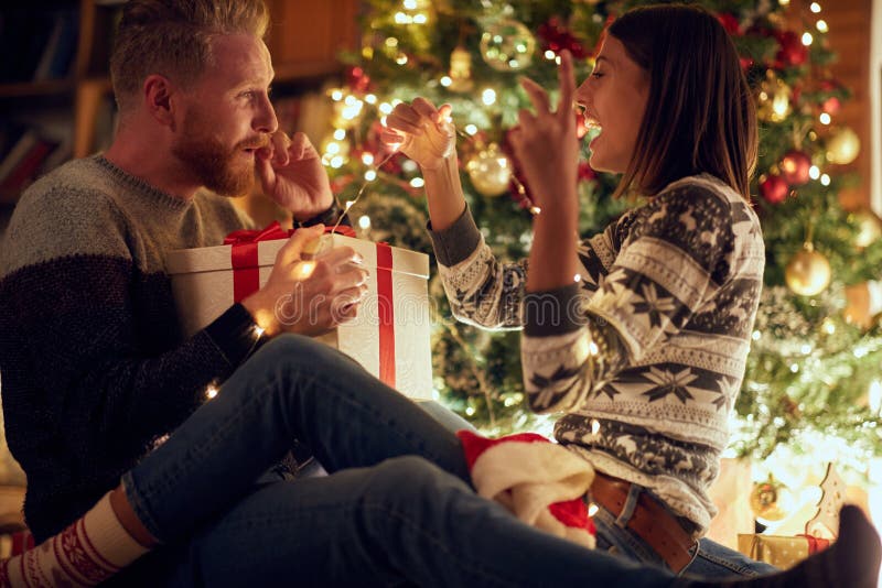 Houdende van Kerstmisman en vrouw die in de vakantie genieten van stock fotografie Houdende van Kerstmisman en vrouw die in de vakantie genieten van stock fotografie