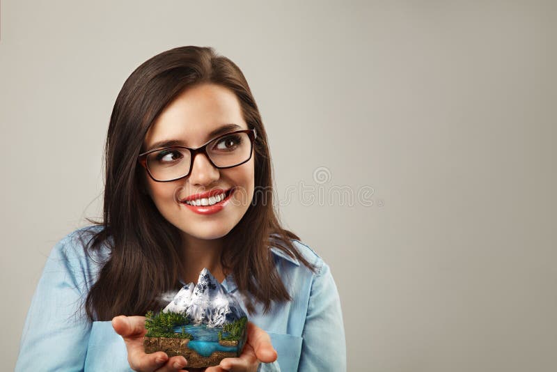 Houdt de bureau vrolijke vrouw stuk van het verstand van het berglandschap royalty-vrije stock afbeelding Houdt de bureau vrolijke vrouw stuk van het verstand van het berglandschap royalty-vrije stock afbeelding