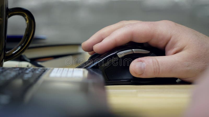 Houdt de hand van het close-up zijaanzicht muis en werkt met laptop stock video Houdt de hand van het close-up zijaanzicht muis en werkt met laptop stock video