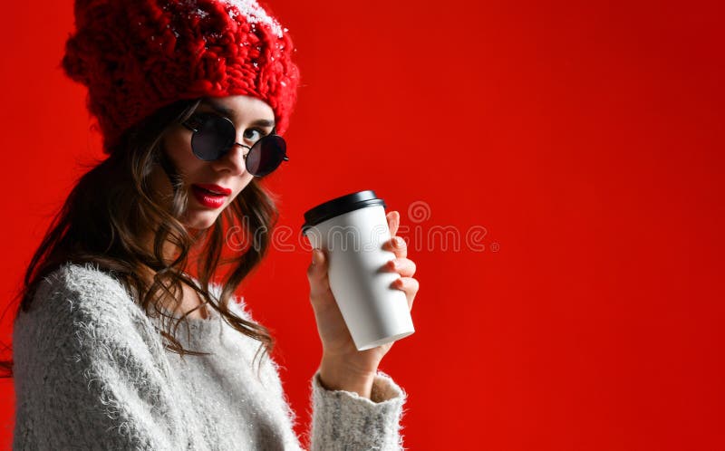 Houdt de manier gelukkige glimlachende vrouw koffiekop op rode muurachtergrond stock fotografie Houdt de manier gelukkige glimlachende vrouw koffiekop op rode muurachtergrond stock fotografie
