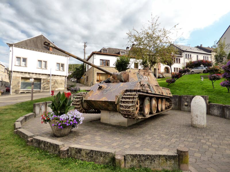 HOUFFALIZE - 11 SEPTEMBRE : Le réservoir de panthère de la 116th division a démantelé pendant la bataille d'Ardennes photo stock HOUFFALIZE - 11 SEPTEMBRE : Le réservoir de panthère de la 116th division a démantelé pendant la bataille d'Ardennes photo stock