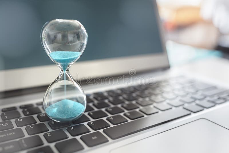 Hourglass sobre o conceito de computador portátil para gestão do tempo