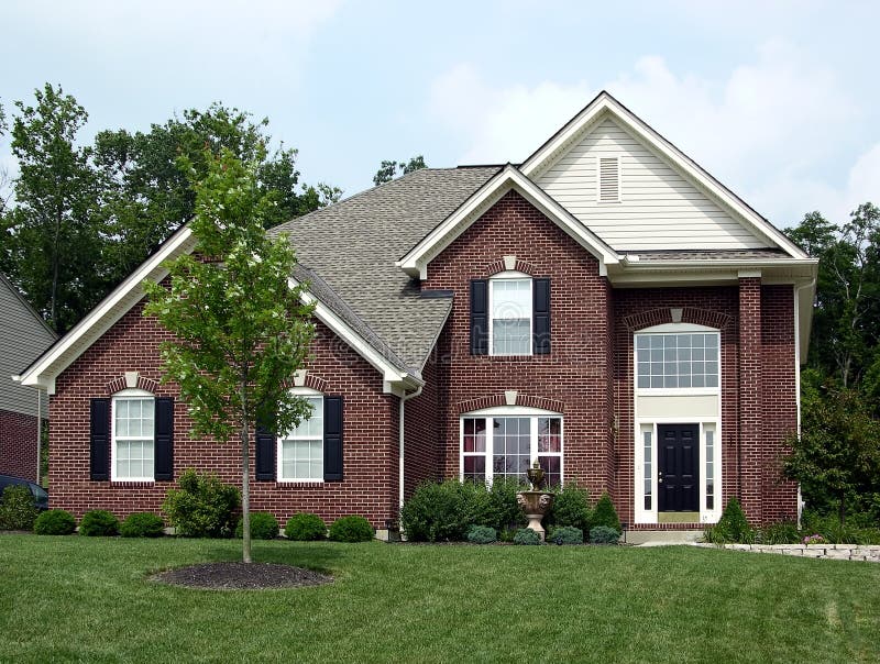 Rosso mattone 2 storia casa con un ingresso laterale garage, situato in periferia, in Kentucky, stati UNITI.