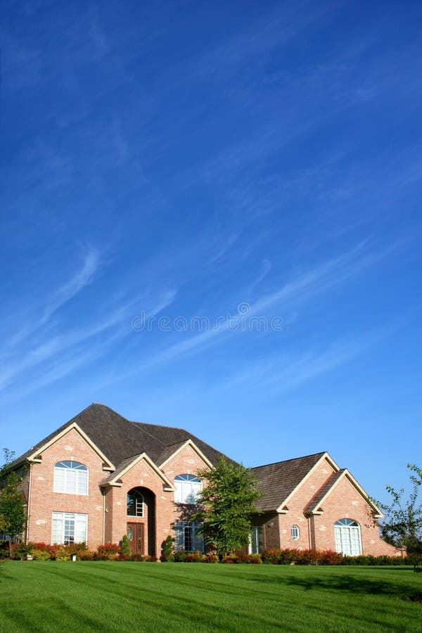 Hermoso casa, césped a cielo azul.