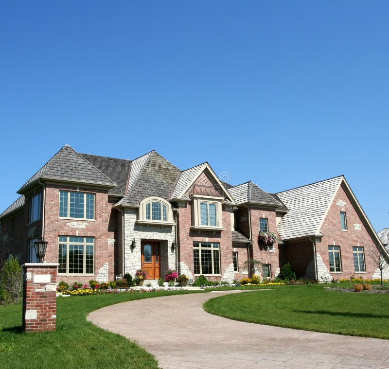 Hermoso casa, césped a cielo azul.